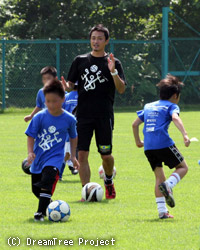 児童にサッカーを指導する黄川田氏